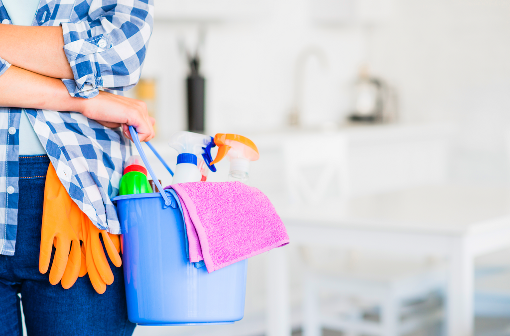 10 cleaning tips for a sparkling home using pop up dumpster bag instead of a dumpster.